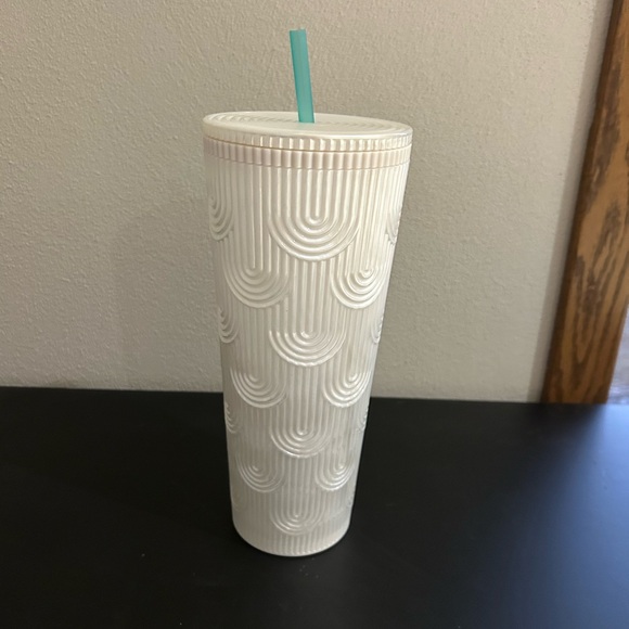 Starbucks Pearl White Mermaid Shell Spring 2023 Venti Tumbler - Picture 3 of 6